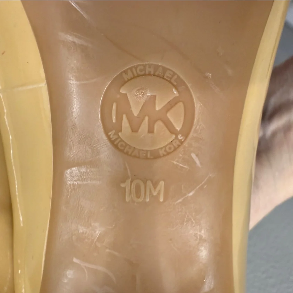 Michael Kors Beige Patent Leather Heels Size 10 Womens Designer Shoes